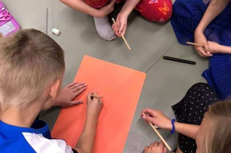 Dreng foran legetårn - Virupskolen